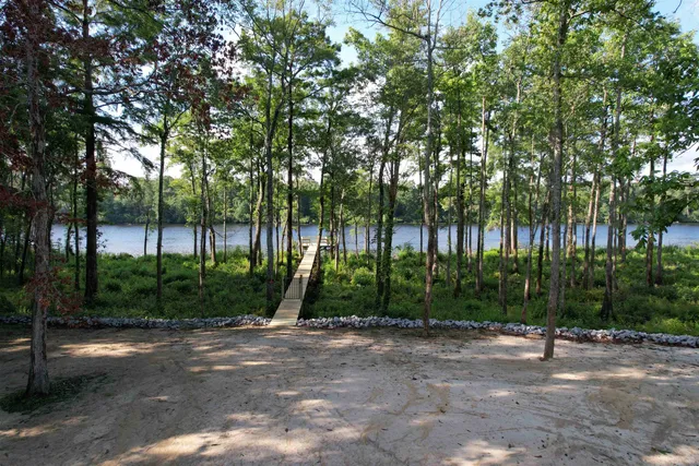 598 Comanche Dr.