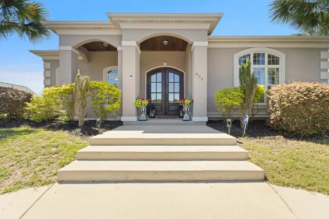 809 Bluffview Dr.