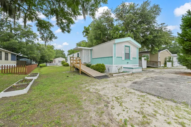 136 Crooked Island Circle