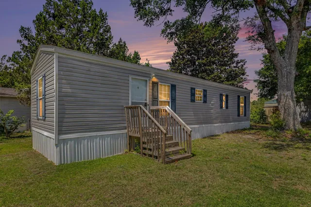 128 Crooked Island Circle