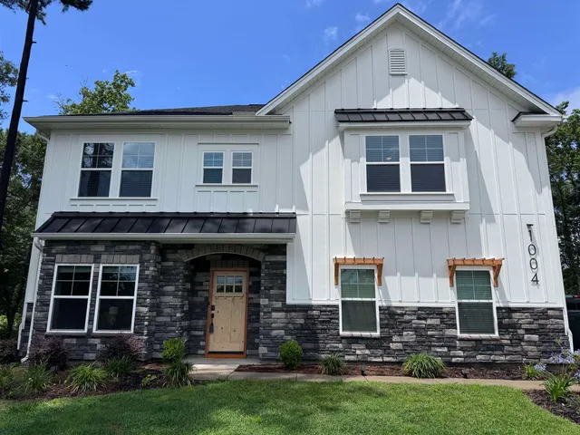 1004 Maccoa Dr.