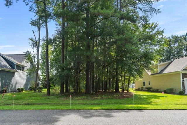 677 Shaftesbury Ln.