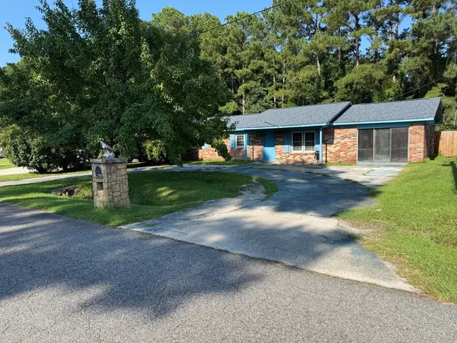 5718 Dogwood Circle