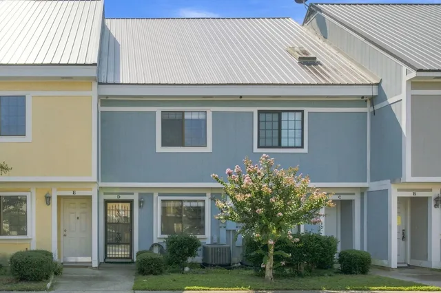 1204 Pinegrove Dr.