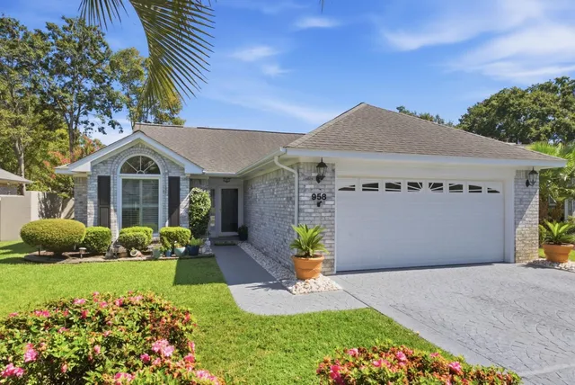958 Courtyard Dr.