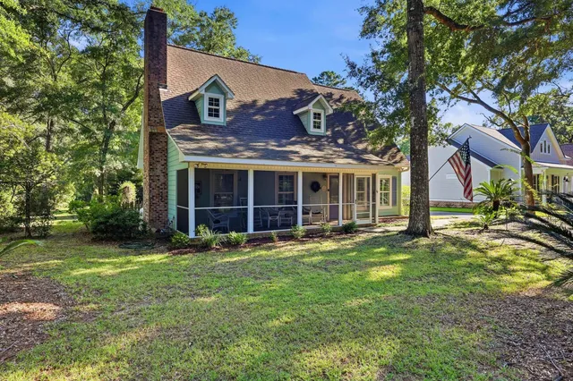 587 Hawthorn Dr.