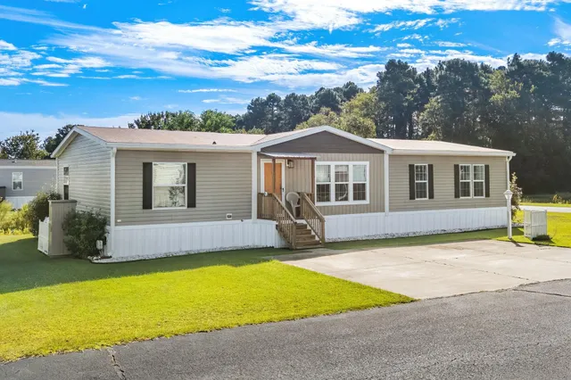 1040 Colonial Ln.